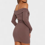 Carolina - Vestido Intemporal com Ombros à Mostra