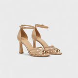 Ana - Saltos altos com pormenor de cruz